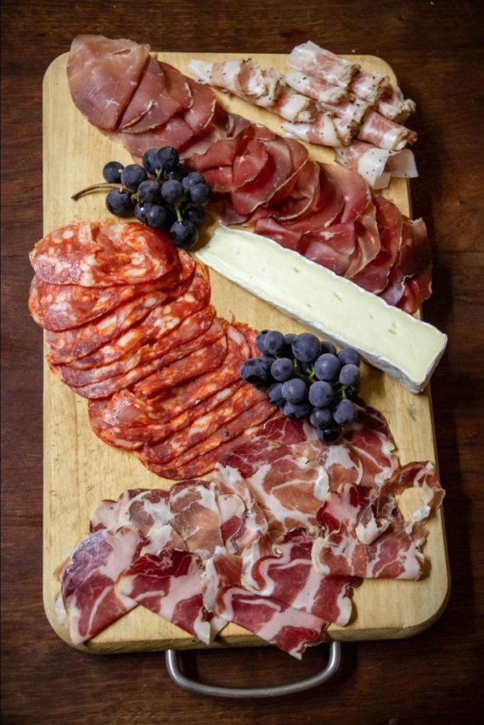 What Is A Traditional Charcuterie Board French And Italian Eat Cured Meat 0106